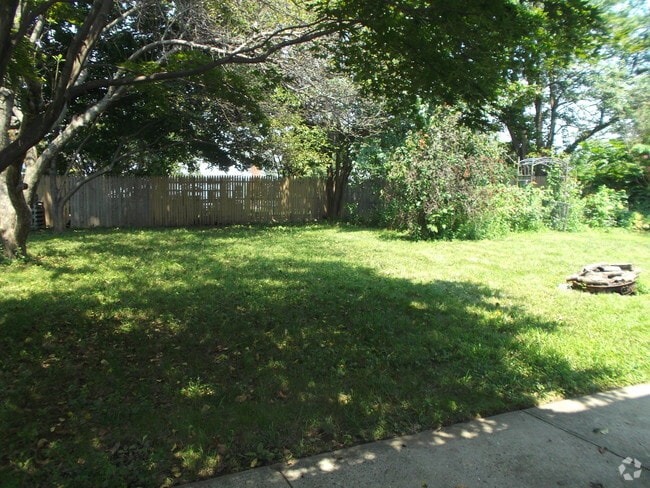 Building Photo - 38 Benedict St