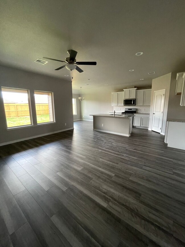 Foto del edificio - Home Move in Ready!