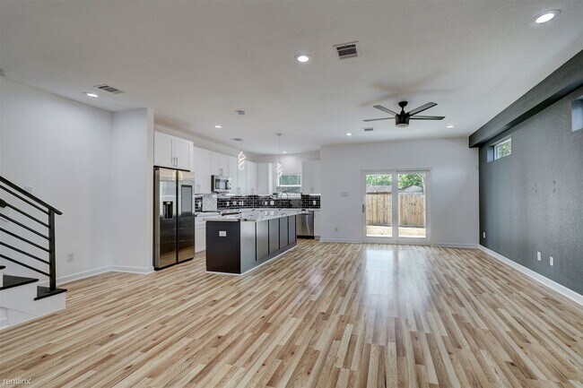 Foto del edificio - 3 br, 2.5 bath Duplex - 5126 Lyndhurst Dri...