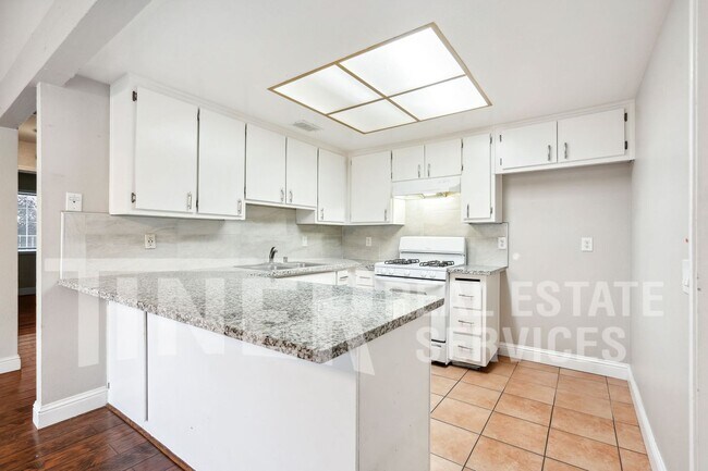 Building Photo - Budget-Friendly Duplex in Arden Arcade - T...