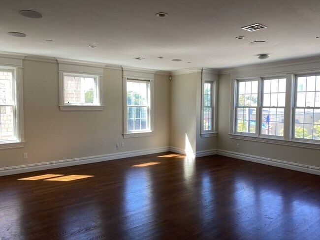 Building Photo - 215 D St