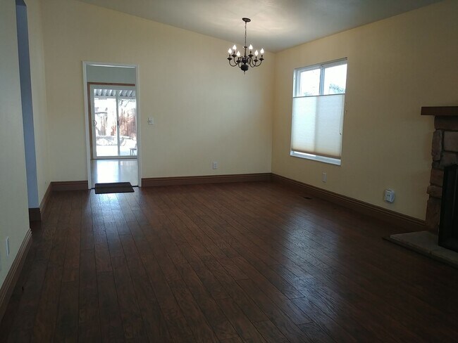 Foto del edificio - COMING SOON!  Charming bright 3bd/2ba/2car...