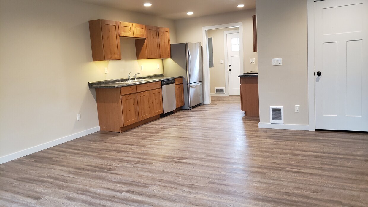 Building Photo - 121 E Cottonwood Dr