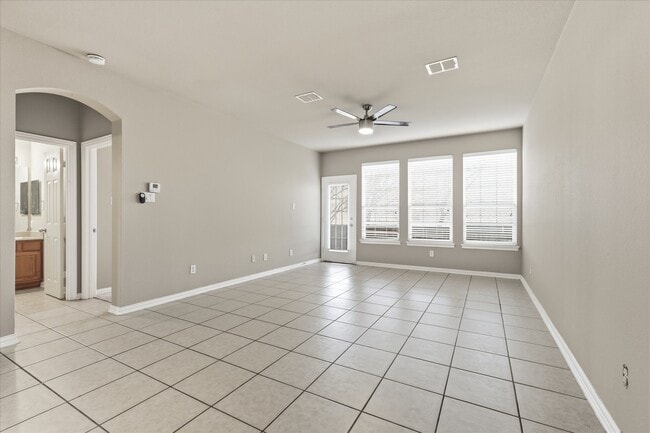 Building Photo - 1725 Brookview Dr