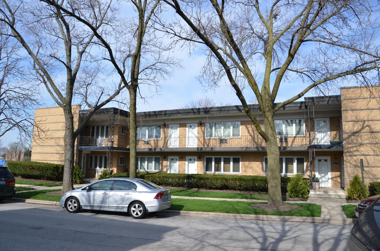 Primary Photo - 200 W Higgins Rd