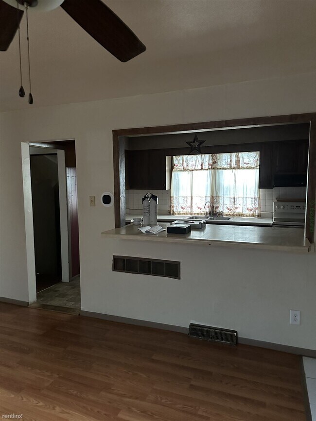 Building Photo - 2 br, 1.5 bath House - 2505 Northeast Monr...