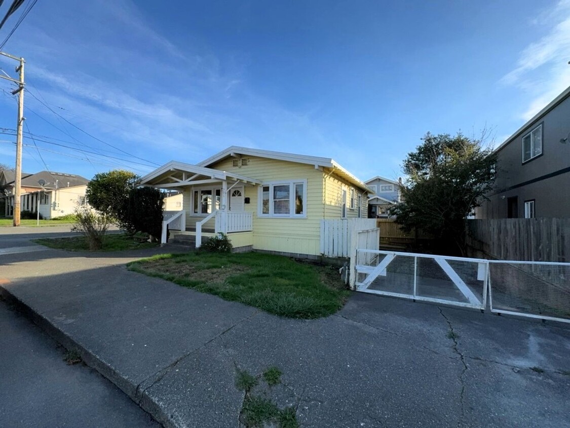 Primary Photo - Pet-friendly charming Craftsman has a deck...