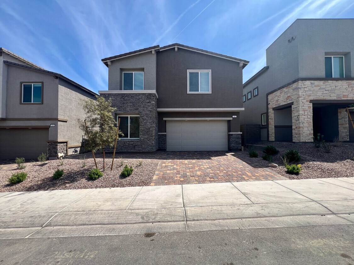 Foto principal - Stunning New 4-Bedroom Home with Loft & So...