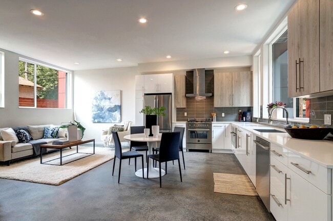 Building Photo - Beautiful 3 Bedroom 2 Bath Home in the Hea...
