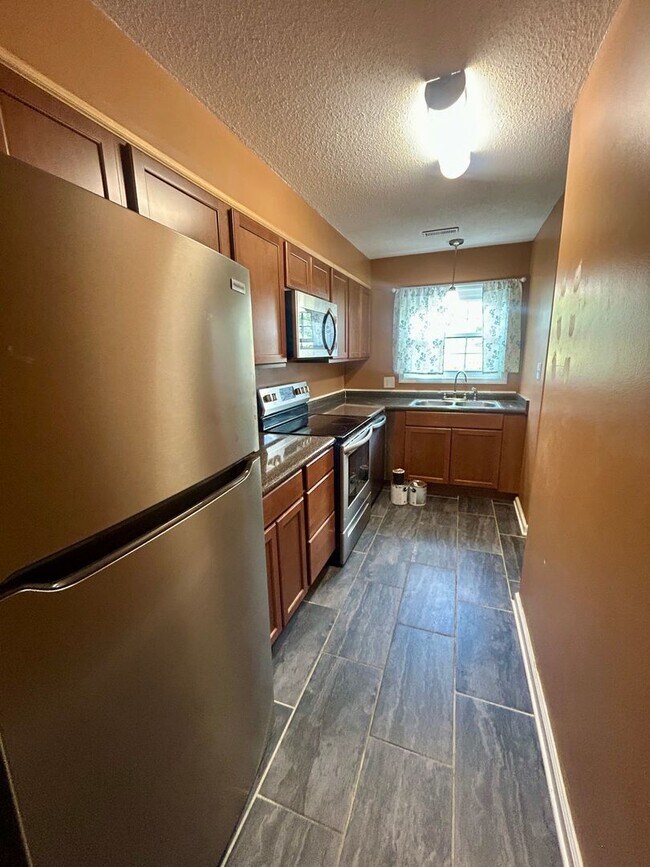 Foto del edificio - Spacious 2BR Townhome Near Downtown Carrbo...
