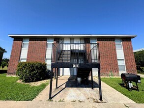 Building Photo - 1801 Cedarhill Dr