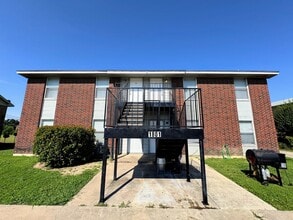 Building Photo - 1801 Cedarhill Dr Building Photo - 1801 Cedarhill Dr