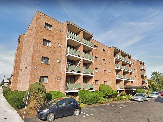 Building Photo - "Charming 1-Bedroom Retreat in Everett – Modern Comfort at 881 Broadway!"