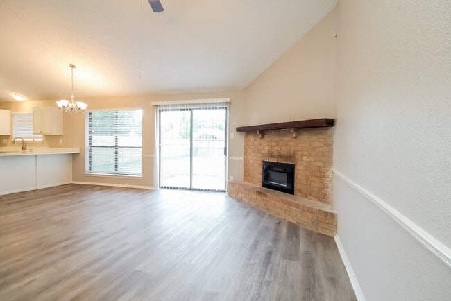 Foto del edificio - 5014 Meadow Crest St