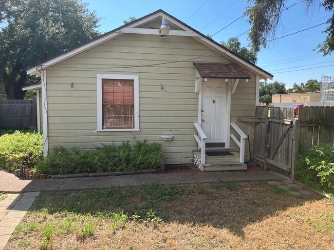 Building Photo - 824 W Alice Ave