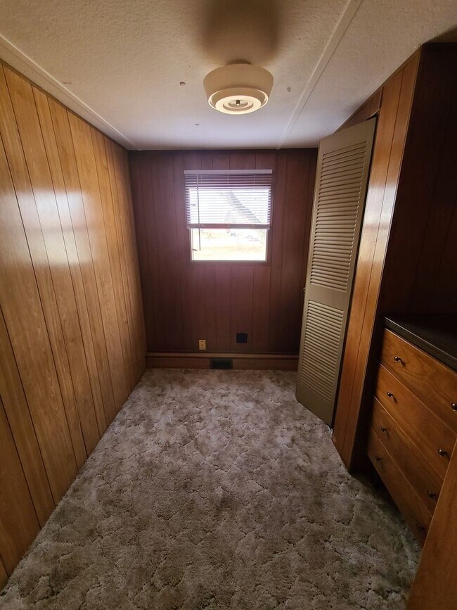Building Photo - 3 Bedroom Mobile Home in Grandview Plaza