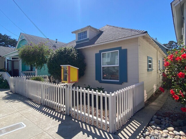 Foto del edificio - Coming Soon! Seabright Cottage, a block fr...