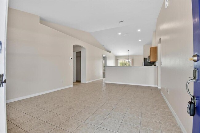 Foto del edificio - 83 Lynbrook Dr