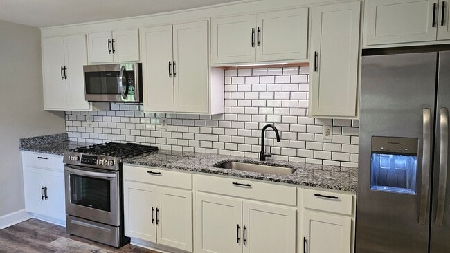 Building Photo - 1+Acre in the country! 2 bed/1.5 Bth- NO C...