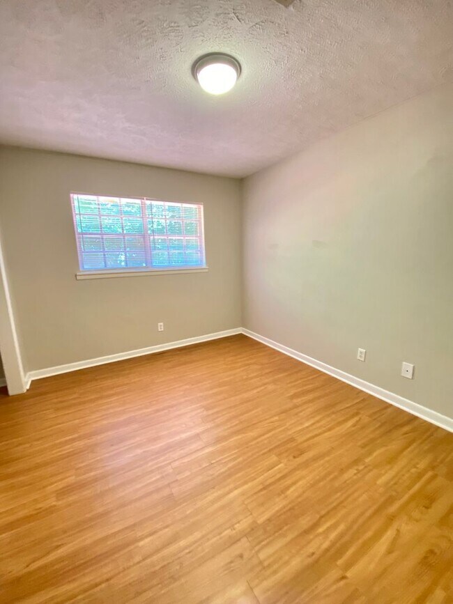 Building Photo - Charming 3 Bedroom Home!