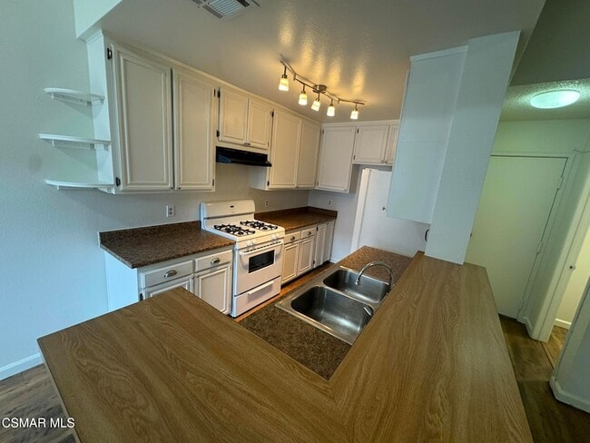 Foto del edificio - 14520 Plummer St