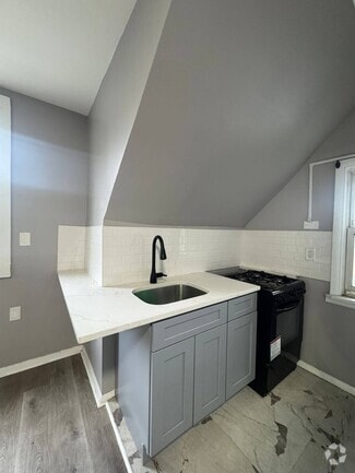 Building Photo - 72 Linden Ave