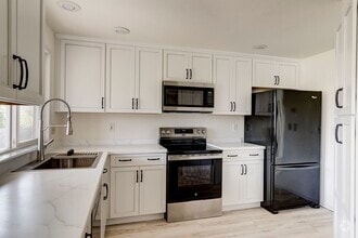 Building Photo - 418 SW Erie Cir