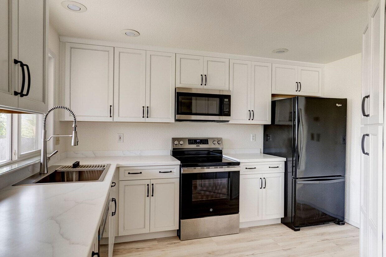 Foto principal - Charming & Updated 3-Bedroom Home