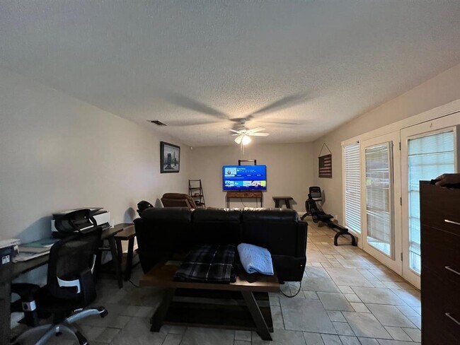 Foto del edificio - 1708 Stanley Ave