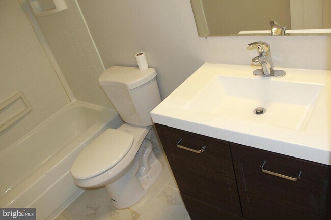 Building Photo - 221 Drummers Ln