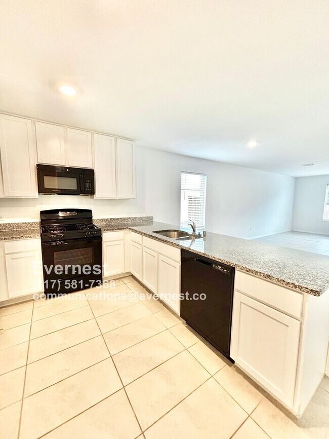 Foto del edificio - Beautiful 3-Bedroom Home with Spacious Yar...