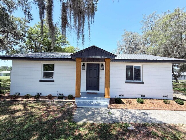 Foto del edificio - 3-Bedroom and 2-Bathroom with 1 Car Garage
