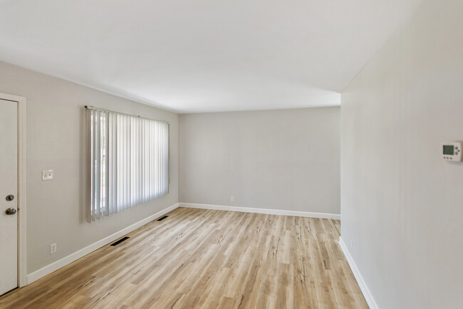 Foto del edificio - 215 E Maxon Ln