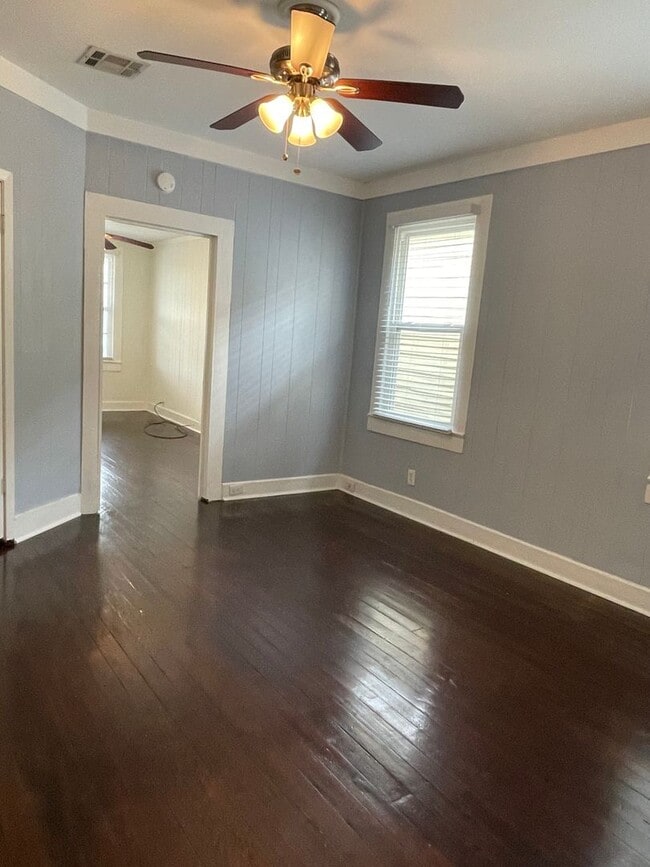 Foto del edificio - 2BD/1BA Uptown with Washer and Dryer in Unit and Backyard