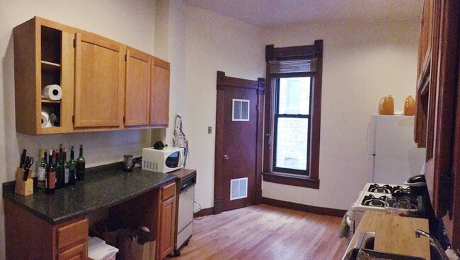 Building Photo - 411 W Belden Ave