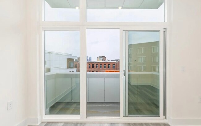 Balcón privado con puerta corrediza - 1148 N 2nd St