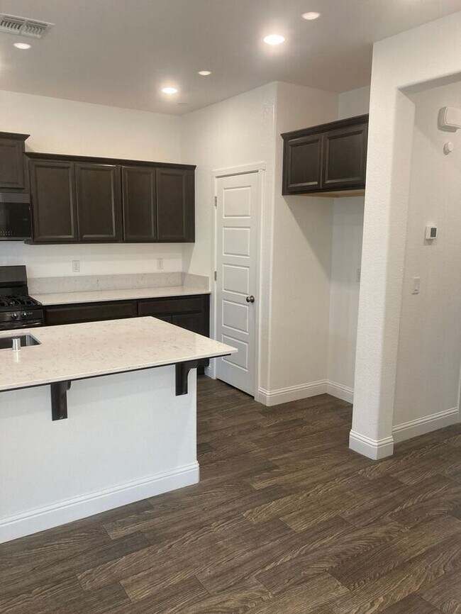 Building Photo - New Moraga Beauty!