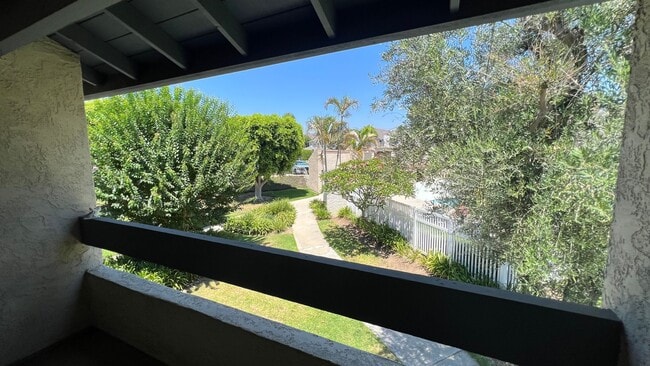 Foto del edificio - Charming 4 Bed 3 Bath Brea Townhome with P...