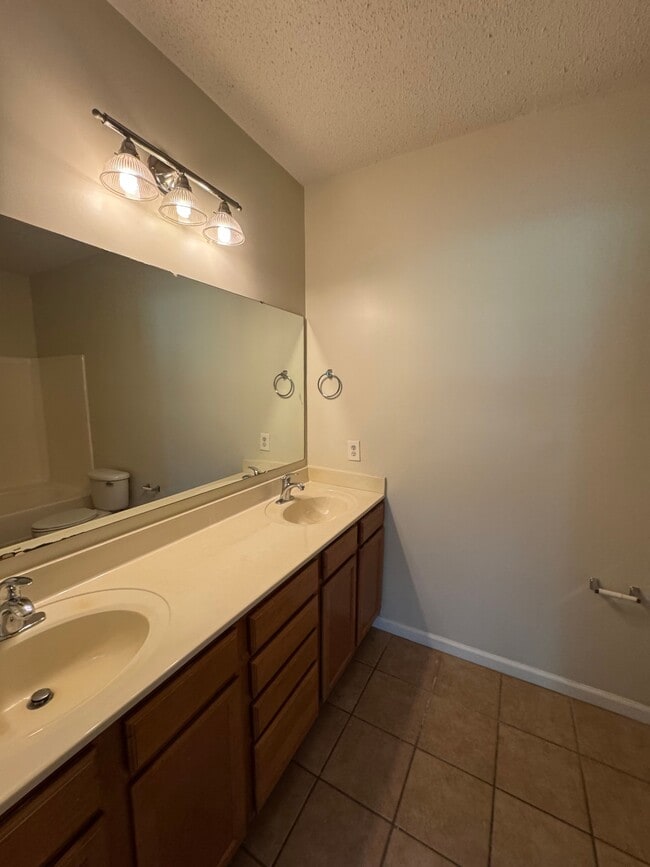 Building Photo - 5846 Longwood Dr