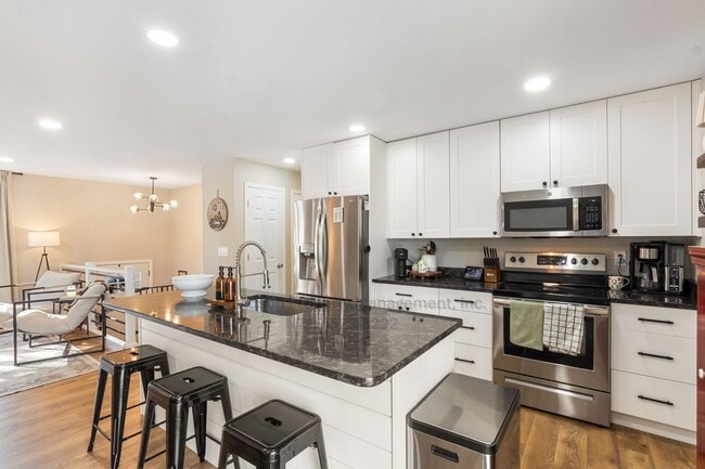 Building Photo - Updated 5 Bedroom House Near Memorial Park