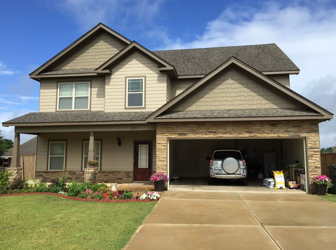 Foto principal - Large 4 bedroom, 2.5 bath home in Opelika!