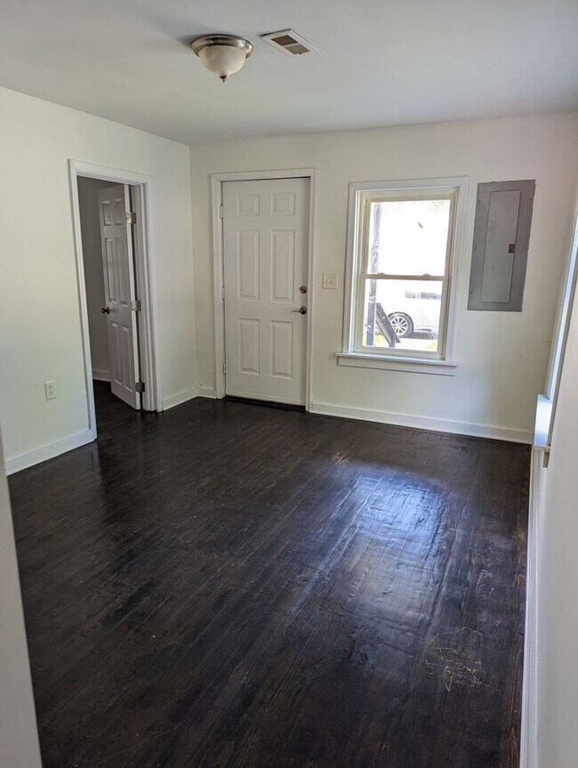 Building Photo - 2 bedroom home