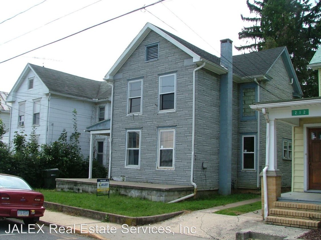 Primary Photo - 4 br, 2 bath House - 210 N. Queen St.