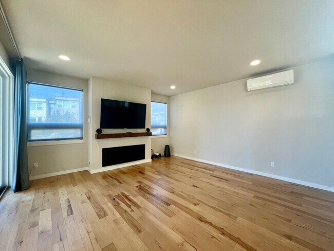 Foto del edificio - Luxury Modern Rental in Kirkland – Walk to...