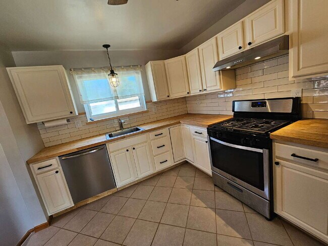 Foto del edificio - Newly Renovated 3-Bedroom, 1.5 Bathroom Brick Ranch w/ Hardwood Flooring in Living Room, Basement...