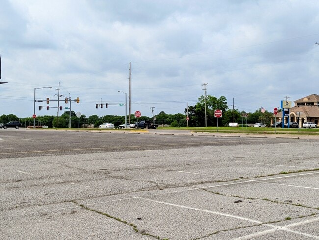 Foto del edificio - Commercial Retail Space