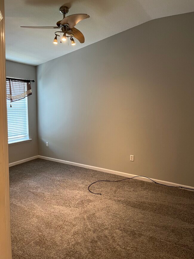 Building Photo - 580 Crystal Way