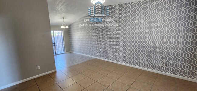 Building Photo - Move-In Ready Townhouse Unit!