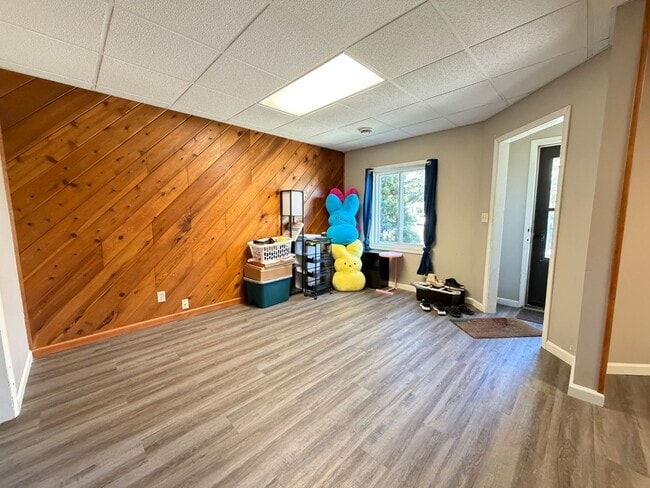 Building Photo - 2 Bedroom Home - Open August 1st!