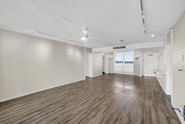 Foto del edificio - 134 Lakeshore Dr